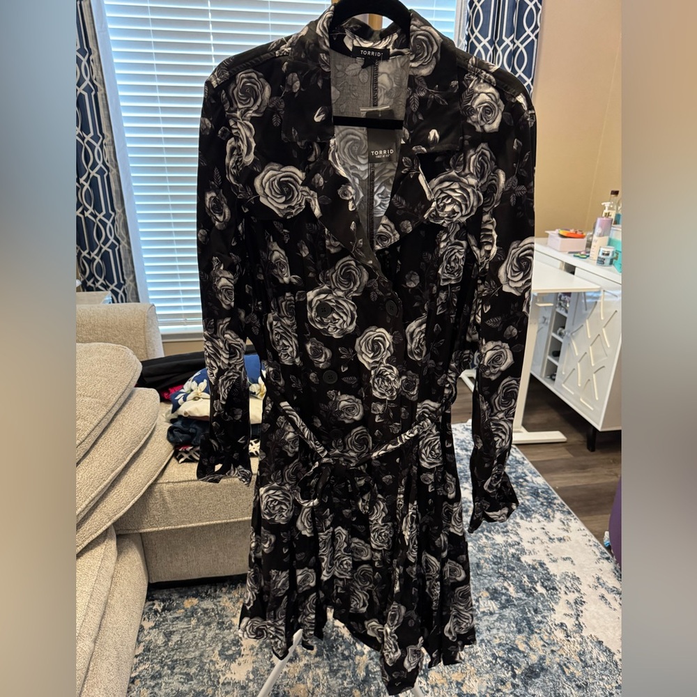 Torrid Black and White Rose Print Long Sleeve Dress / Coat